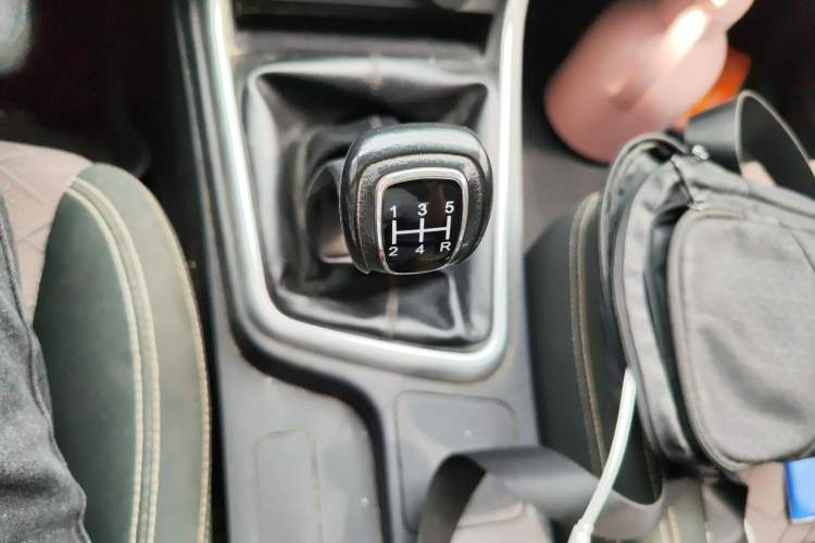 Used Isuzu JLM 2022 2.8T Classic Diesel Two-Wheel Drive Comfort Version with Long Wheelbase – JE493ZLQ6E Gear Lever