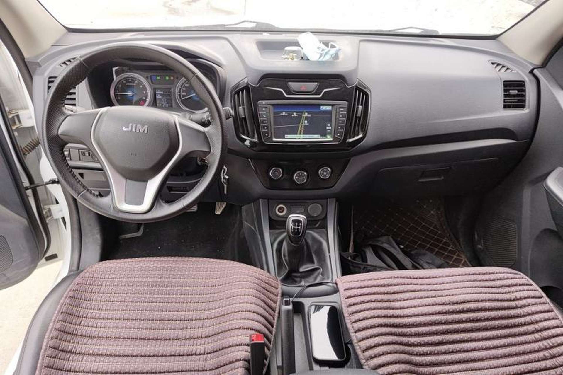 Used Isuzu JLM 2017 2.0T Two-Wheel Drive Luxury Version 4K21D4T Interior 2