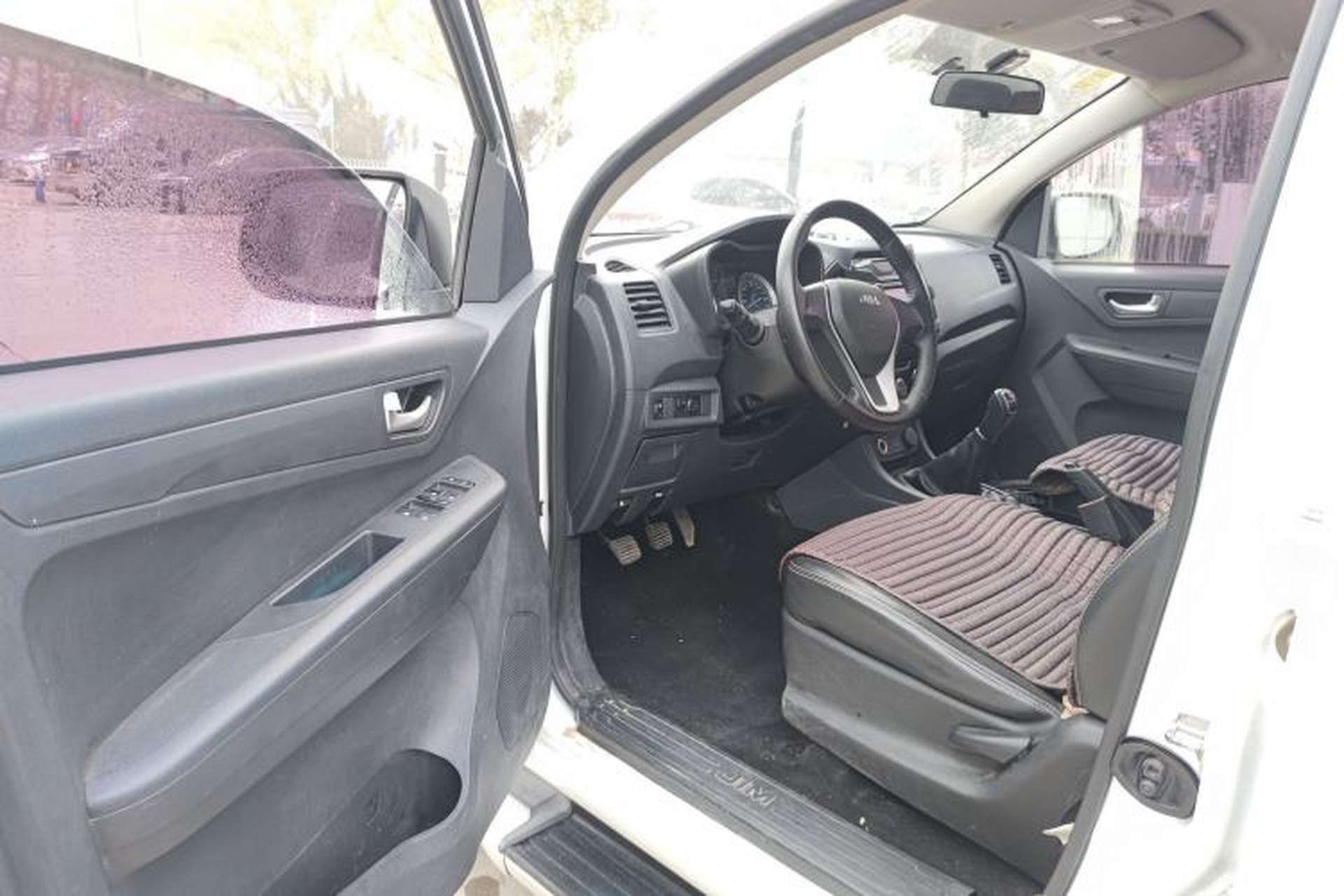 Used Isuzu JLM 2017 2.0T Two-Wheel Drive Luxury Version 4K21D4T Interior 3