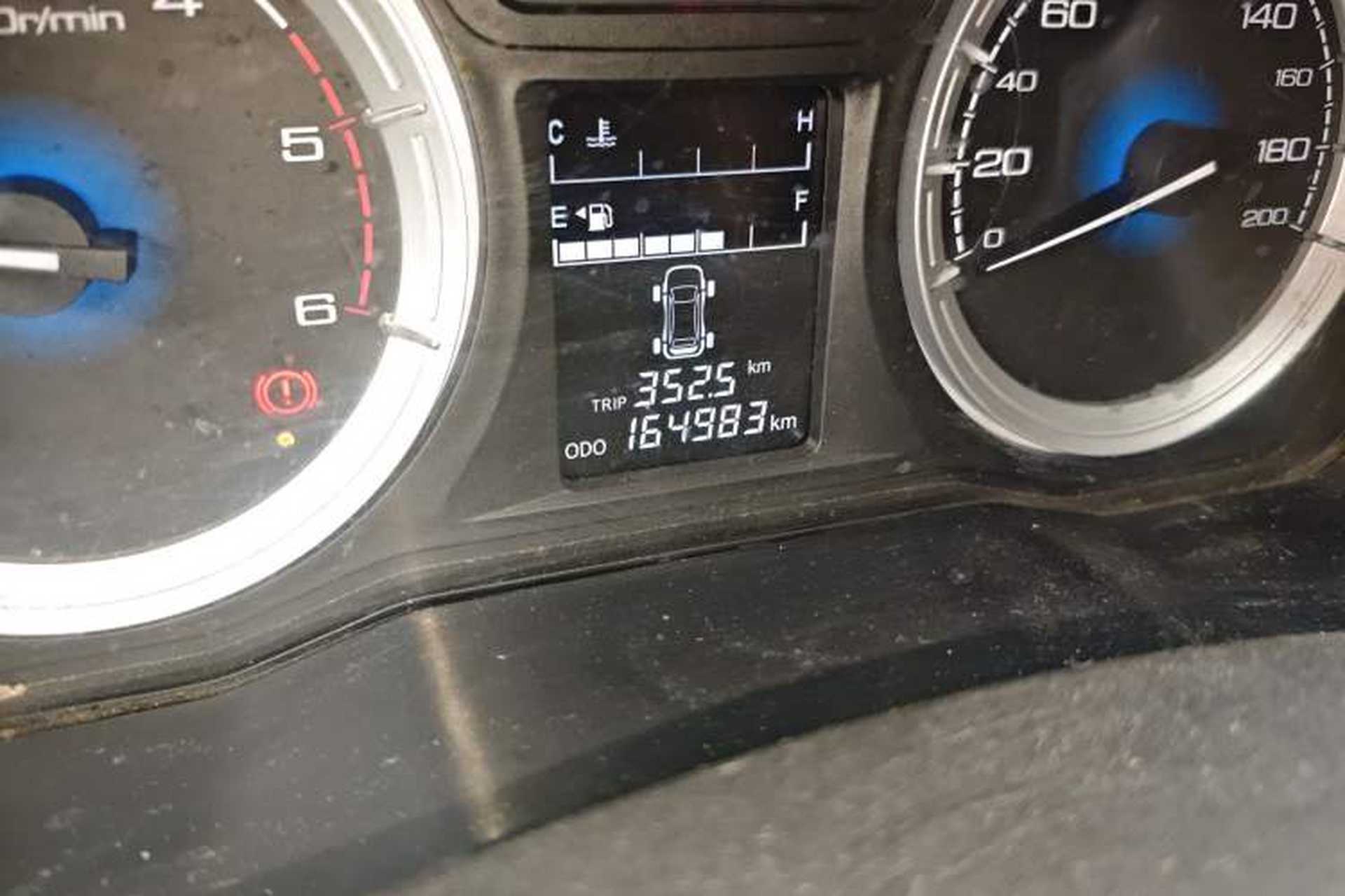 Used Isuzu JLM 2016 2.8T Two-Wheel Drive Luxury Version JE493ZLQ4CA Odometer Close Up