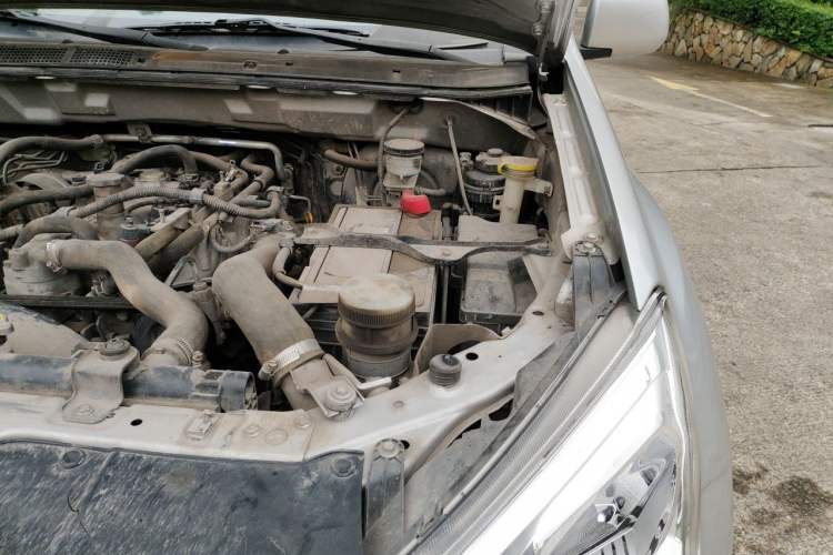 Used Isuzu JLM 2016 2.8T Two-Wheel Drive Luxury Version JE493ZLQ4CA Engine Bay Left