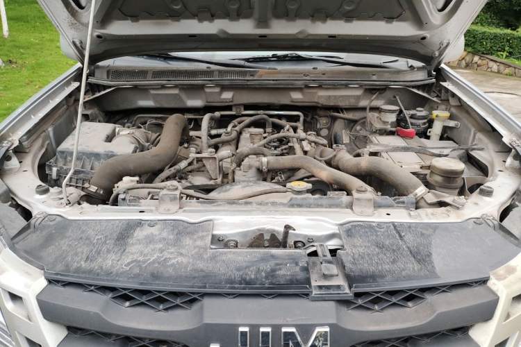 Used Isuzu JLM 2016 2.8T Two-Wheel Drive Luxury Version JE493ZLQ4CA Engine Bay