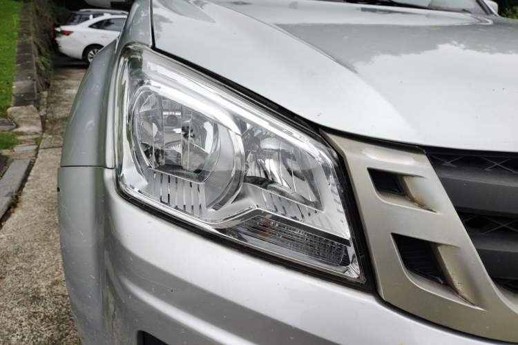 Used Isuzu JLM 2016 2.8T Two-Wheel Drive Luxury Version JE493ZLQ4CA Right Front Headlight