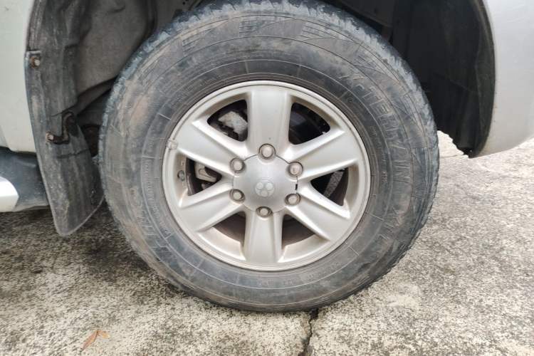 Used Isuzu JLM 2016 2.8T Two-Wheel Drive Luxury Version JE493ZLQ4CA Right Front Wheel Hub