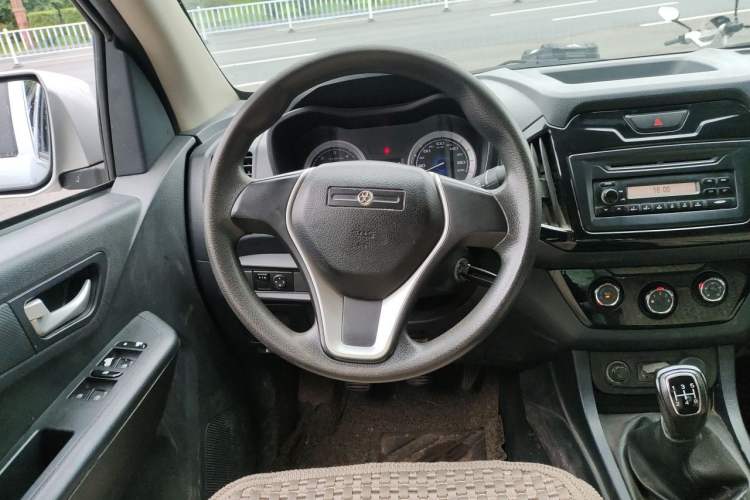 Used Isuzu JLM 2016 2.8T Two-Wheel Drive Luxury Version JE493ZLQ4CA Steering Wheel