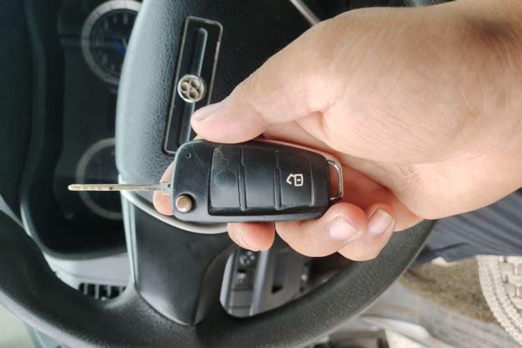 Used Isuzu JLM 2016 2.8T Two-Wheel Drive Luxury Version JE493ZLQ4CA Vehicle Key