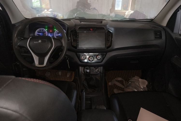 Used Isuzu JLM 2016 2.8T Two-Wheel Drive Extended Cargo Bed Luxury Version JE493ZLQ4CA Center Console