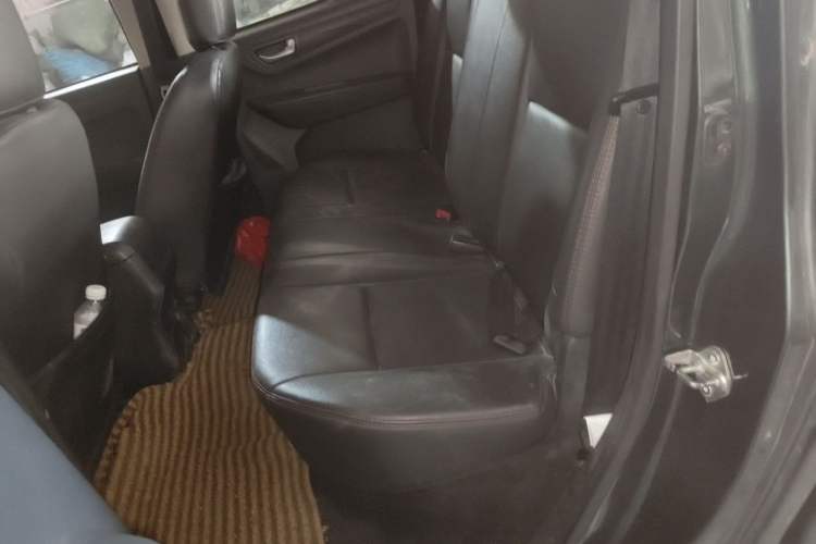 Used Isuzu JLM 2016 2.8T Two-Wheel Drive Extended Cargo Bed Luxury Version JE493ZLQ4CA Left Rear Seat