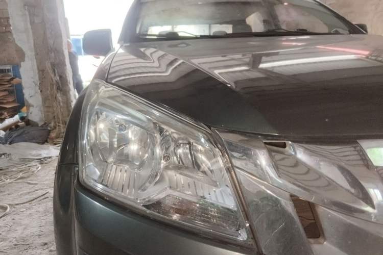 Used Isuzu JLM 2016 2.8T Two-Wheel Drive Extended Cargo Bed Luxury Version JE493ZLQ4CA Right Front Headlight