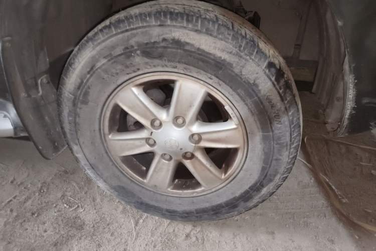 Used Isuzu JLM 2016 2.8T Two-Wheel Drive Extended Cargo Bed Luxury Version JE493ZLQ4CA Right Front Wheel Hub