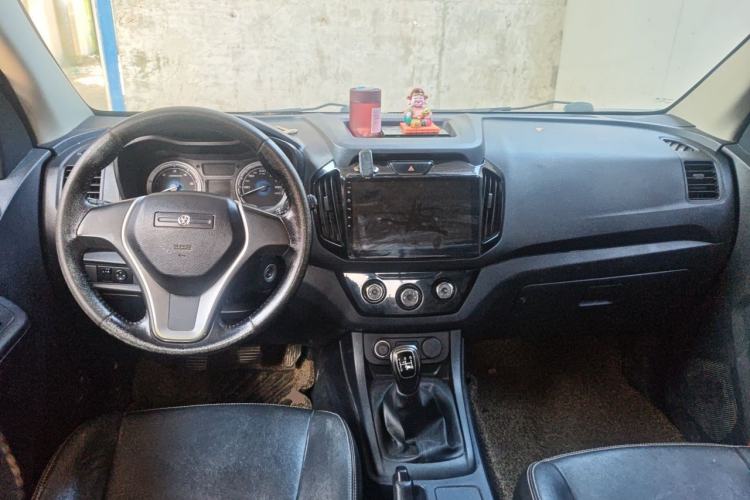 Used Isuzu JLM 2016 2.8T Two-Wheel Drive Ultra-Luxury Version JE493ZLQ4CA Center Console