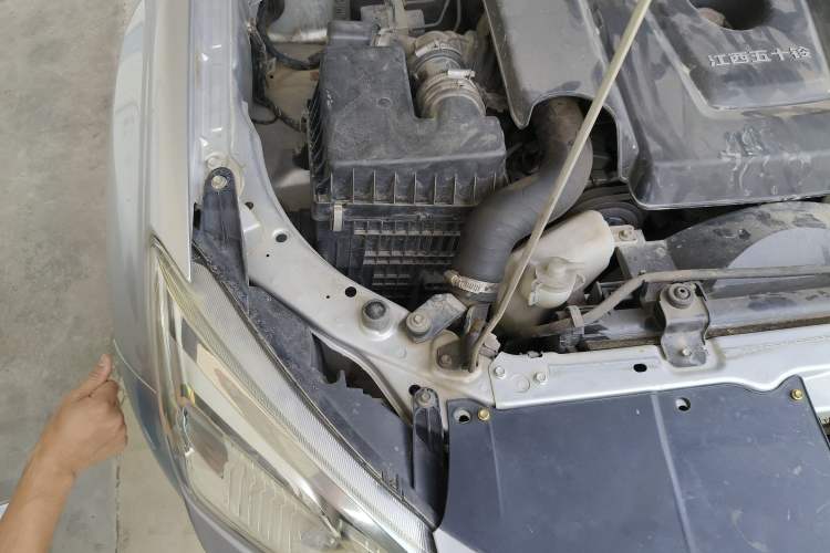Used Isuzu JLM 2016 2.8T Two-Wheel Drive Luxury Version JE493ZLQ4CA Engine Bay Right