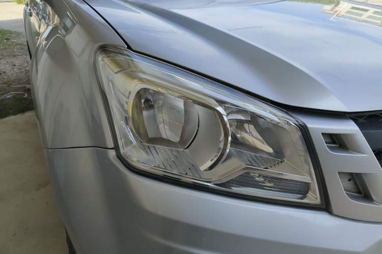 Used Isuzu JLM 2016 2.8T Two-Wheel Drive Luxury Version JE493ZLQ4CA Right Front Headlight