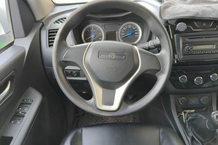 Used Isuzu JLM 2016 2.8T Two-Wheel Drive Luxury Version JE493ZLQ4CA Steering Wheel