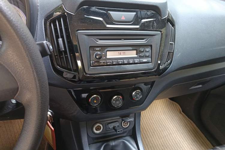 Used Isuzu JLM 2016 2.8T Two-Wheel Drive Luxury Version JE493ZLQ4CA Audio And AC Panel