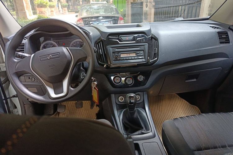 Used Isuzu JLM 2016 2.8T Two-Wheel Drive Luxury Version JE493ZLQ4CA Center Console