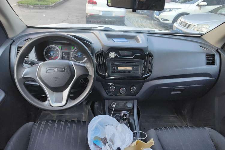 Used Isuzu JLM 2016 2.8T Four-Wheel Drive Luxury Version JE493ZLQ4CA Center Console