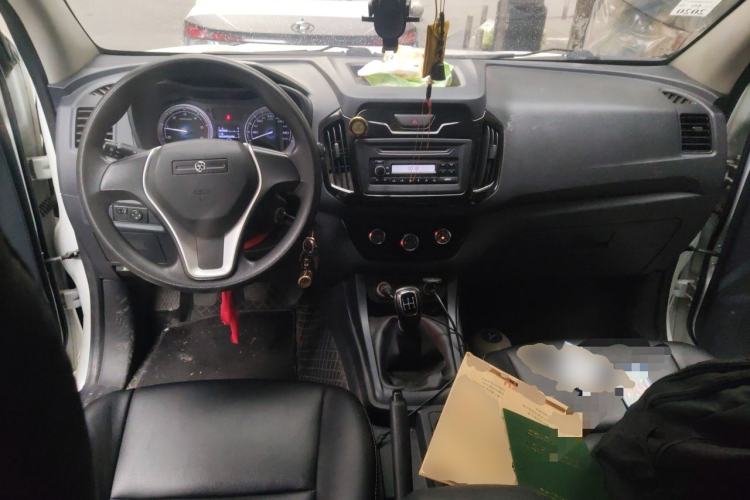 Used Isuzu JLM 2016 2.8T Four-Wheel Drive Extended Cargo Bed Luxury Edition JE493ZLQ4CA Center Console
