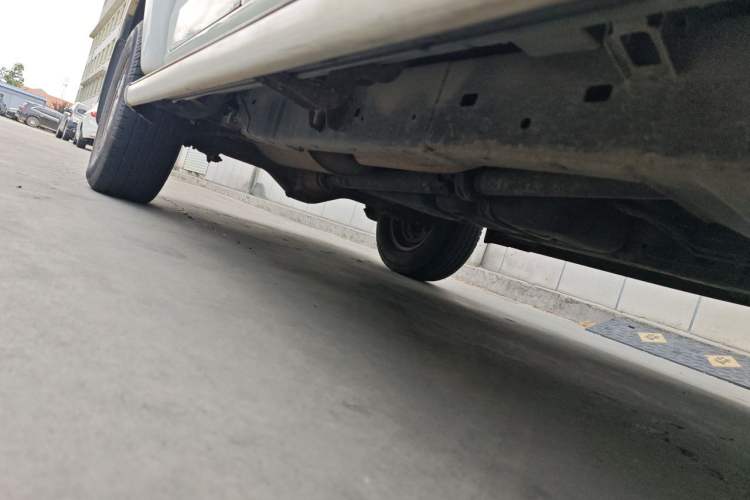 Used Isuzu JLM 2016 2.8T Two-Wheel Drive Luxury Version JE493ZLQ4CA Chassis Front Right