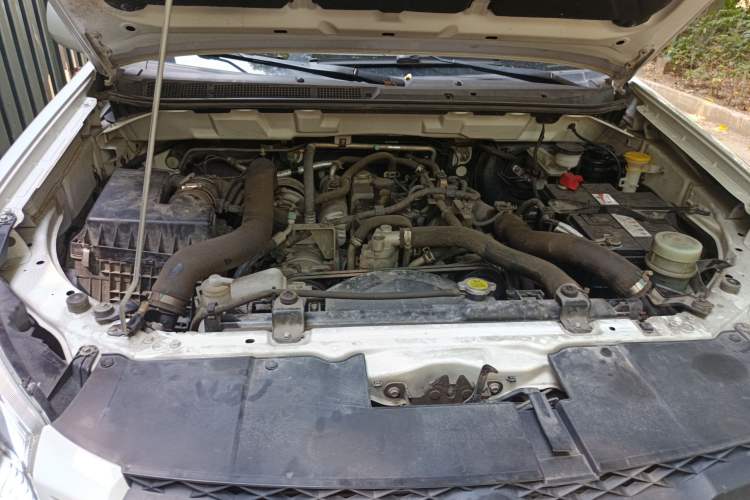 Used Isuzu JLM 2016 2.8T Two-Wheel Drive Luxury Version JE493ZLQ4CA Engine Bay