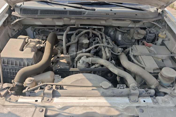Used Isuzu JLM 2016 2.8T Two-Wheel Drive Luxury Version JE493ZLQ4CA Engine Bay