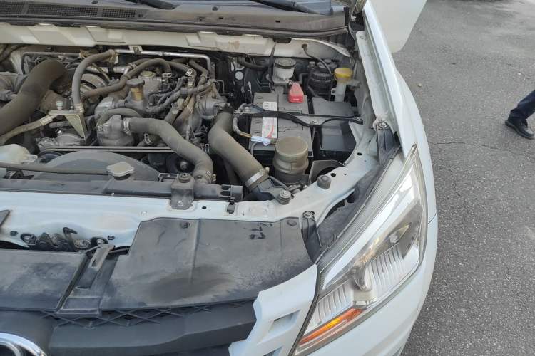 Used Isuzu JLM 2016 2.8T Four-Wheel Drive Luxury Version JE493ZLQ4CA Engine Bay Left