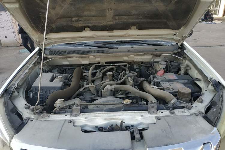 Used Isuzu JLM 2016 2.8T Two-Wheel Drive Extended Cargo Bed Luxury Version JE493ZLQ4CA Engine Bay