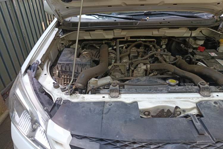 Used Isuzu JLM 2016 2.8T Two-Wheel Drive Luxury Version JE493ZLQ4CA Engine Bay Right