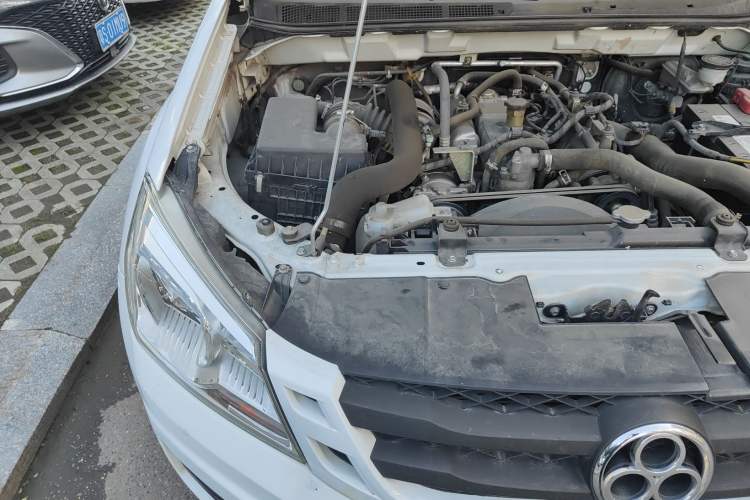 Used Isuzu JLM 2016 2.8T Four-Wheel Drive Luxury Version JE493ZLQ4CA Engine Bay Right