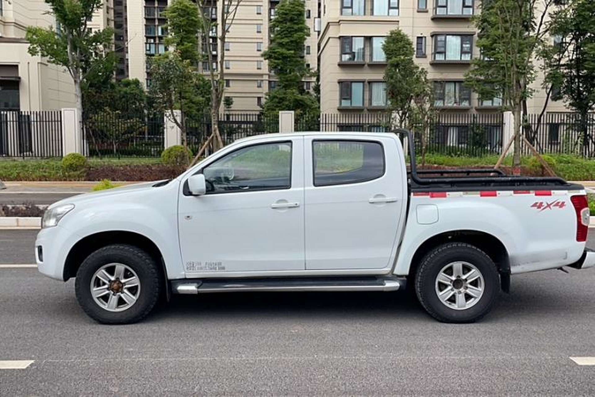 Used Isuzu JLM 2016 2.8T Four-Wheel Drive Ultra-Luxury Version JE493ZLQ4CA Exterior 2