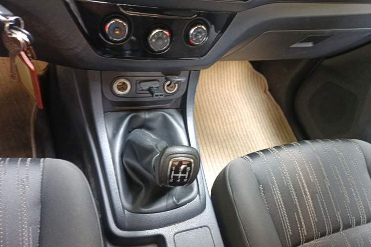 Used Isuzu JLM 2016 2.8T Two-Wheel Drive Luxury Version JE493ZLQ4CA Gear Lever