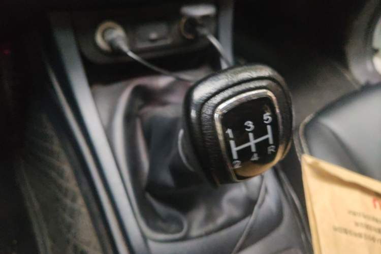 Used Isuzu JLM 2016 2.8T Four-Wheel Drive Extended Cargo Bed Luxury Edition JE493ZLQ4CA Gear Lever
