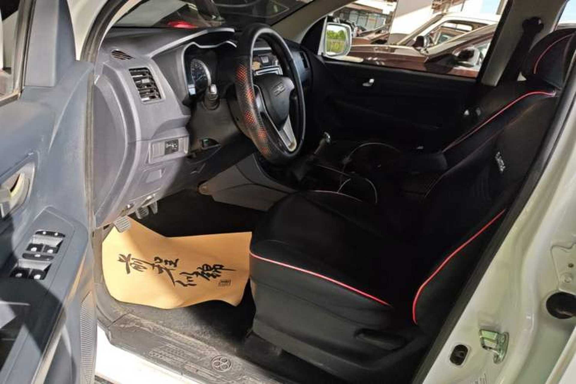 Used Isuzu JLM 2016 2.8T Two-Wheel Drive Luxury Version JE493ZLQ4CA Left Front Seat