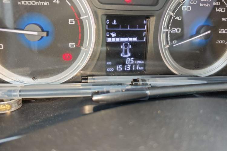 Used Isuzu JLM 2016 2.8T Two-Wheel Drive Luxury Version JE493ZLQ4CA Odometer Close Up