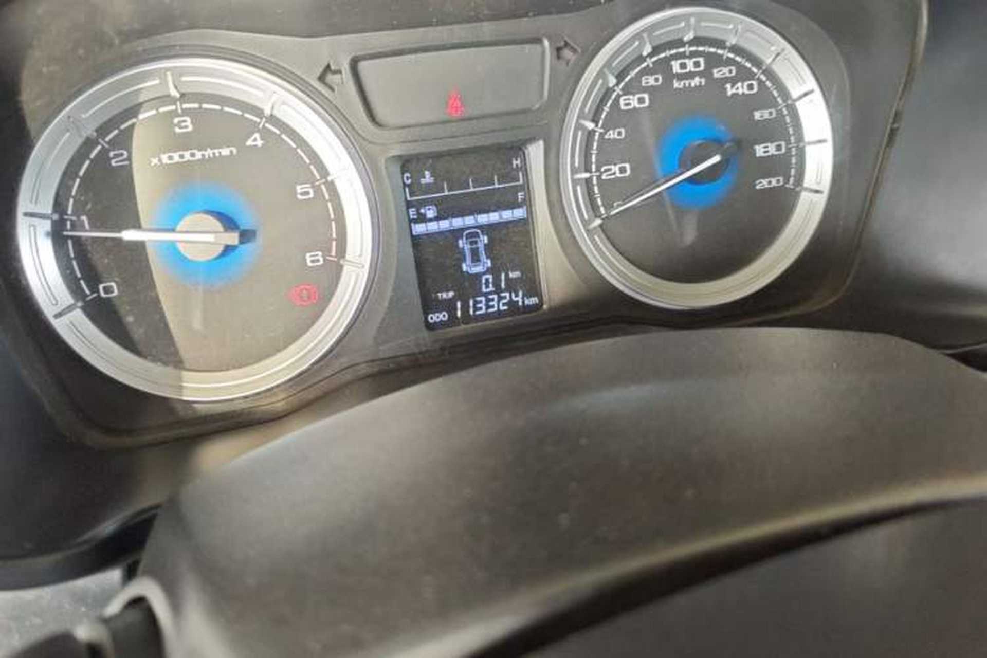 Used Isuzu JLM 2016 2.8T Two-Wheel Drive Luxury Version JE493ZLQ4CA Odometer Close Up