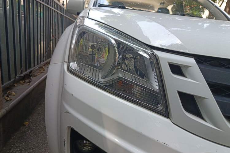 Used Isuzu JLM 2016 2.8T Two-Wheel Drive Luxury Version JE493ZLQ4CA Right Front Headlight