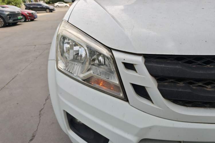 Used Isuzu JLM 2016 2.8T Two-Wheel Drive Luxury Version JE493ZLQ4CA Right Front Headlight