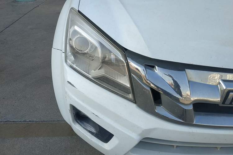 Used Isuzu JLM 2016 2.8T Two-Wheel Drive Extended Cargo Bed Luxury Version JE493ZLQ4CA Right Front Headlight