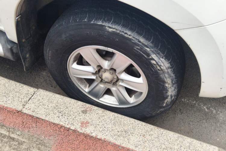 Used Isuzu JLM 2016 2.8T Four-Wheel Drive Luxury Version JE493ZLQ4CA Right Front Wheel Hub