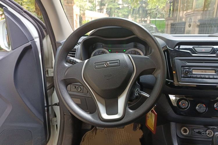 Used Isuzu JLM 2016 2.8T Two-Wheel Drive Luxury Version JE493ZLQ4CA Steering Wheel