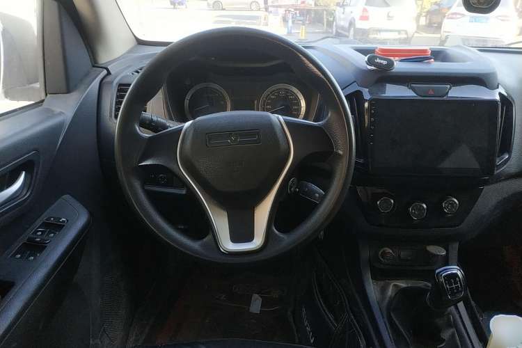 Used Isuzu JLM 2016 2.8T Two-Wheel Drive Extended Cargo Bed Luxury Version JE493ZLQ4CA Steering Wheel