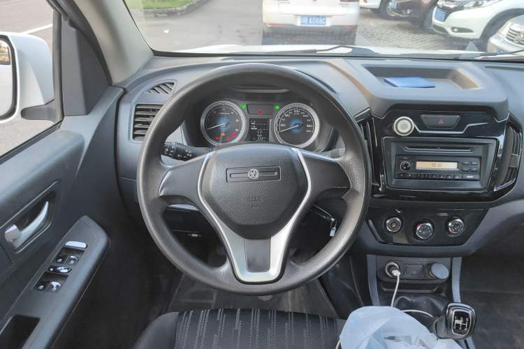 Used Isuzu JLM 2016 2.8T Four-Wheel Drive Luxury Version JE493ZLQ4CA Steering Wheel