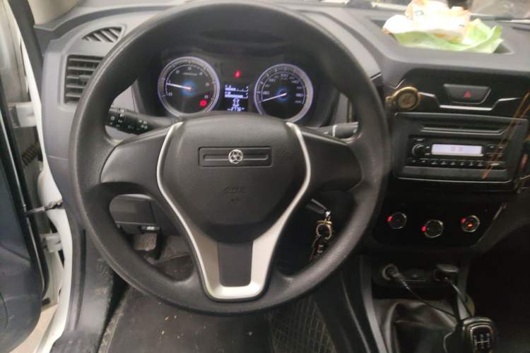 Used Isuzu JLM 2016 2.8T Four-Wheel Drive Extended Cargo Bed Luxury Edition JE493ZLQ4CA Steering Wheel