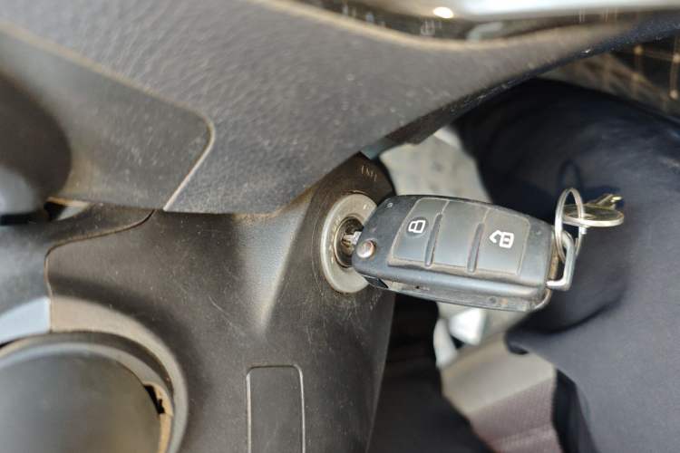 Used Isuzu JLM 2016 2.8T Two-Wheel Drive Luxury Version JE493ZLQ4CA Vehicle Key