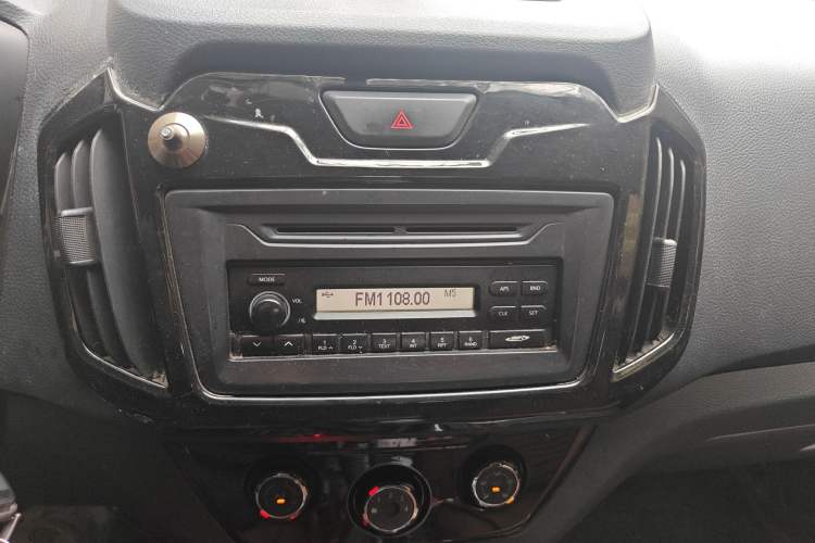 Used Isuzu JLM 2018 2.8T Classic Edition Two-Wheel Drive Luxury Version with Extended Cargo Bed JE493ZLQ5F Audio And AC Panel