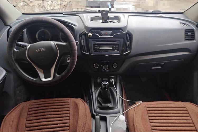 Used Isuzu JLM 2018 2.8T Classic Edition Two-Wheel Drive Luxury Version with Extended Cargo Bed JE493ZLQ5F Center Console