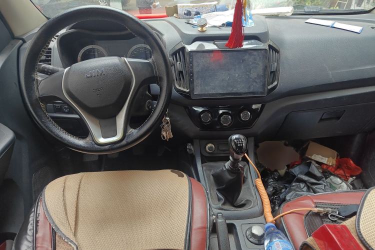 Used Isuzu JLM 2018 2.5T Four-Wheel Drive Diesel Luxury Version with Extended Cargo Bed JE4D25Q5A Center Console