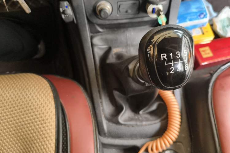 Used Isuzu JLM 2018 2.5T Four-Wheel Drive Diesel Luxury Version with Extended Cargo Bed JE4D25Q5A Gear Lever