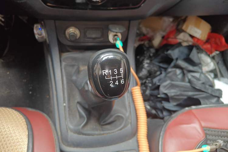 Used Isuzu JLM 2018 2.5T Four-Wheel Drive Diesel Luxury Version with Extended Cargo Bed JE4D25Q5A Gear Lever