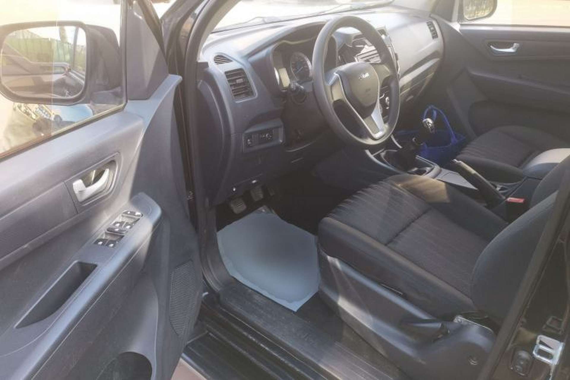 Used Isuzu JLM 2018 2.8T Classic Edition 4x4 Luxury Version JE493ZLQ5F Interior 3